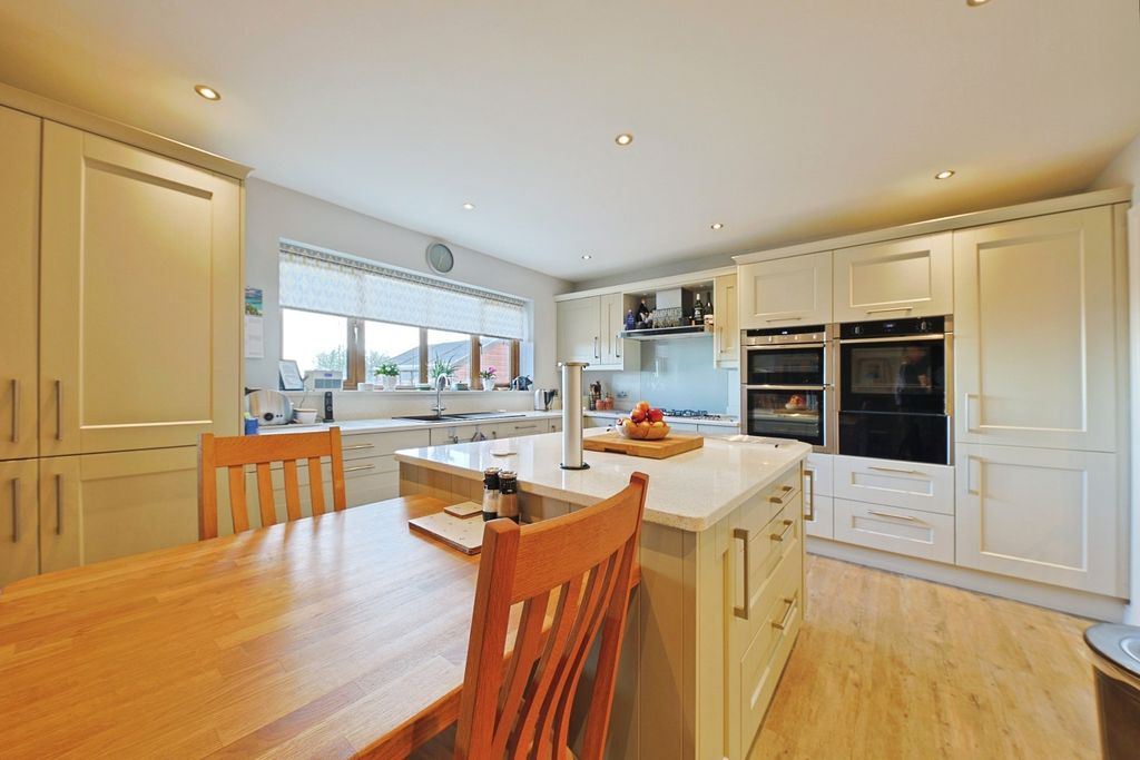 Property photo 3 of 22 4701635