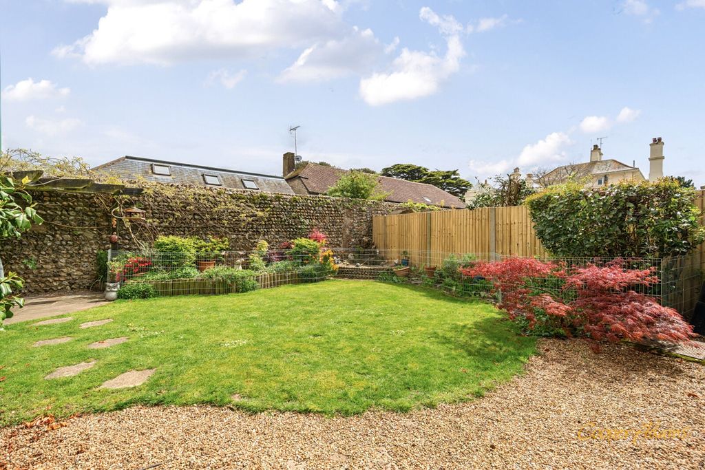 Property photo 2 of 11 Garden