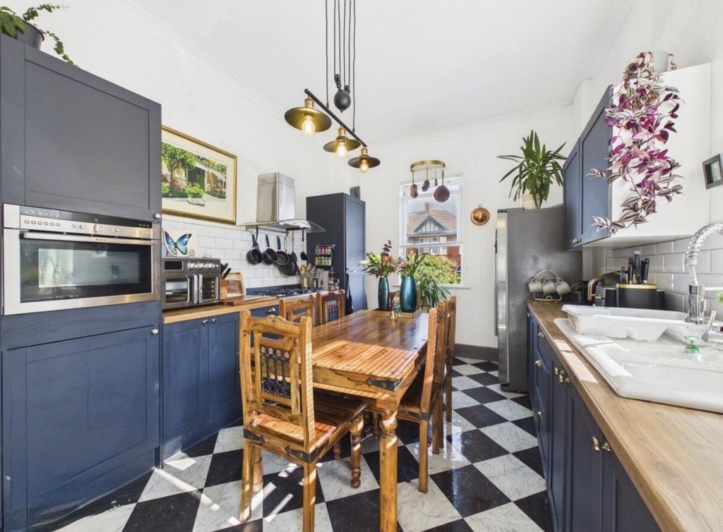 Property photo 3 of 35 Kitchen