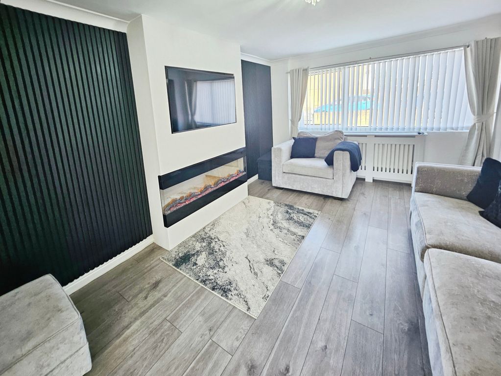Property photo 2 of 24 Lounge