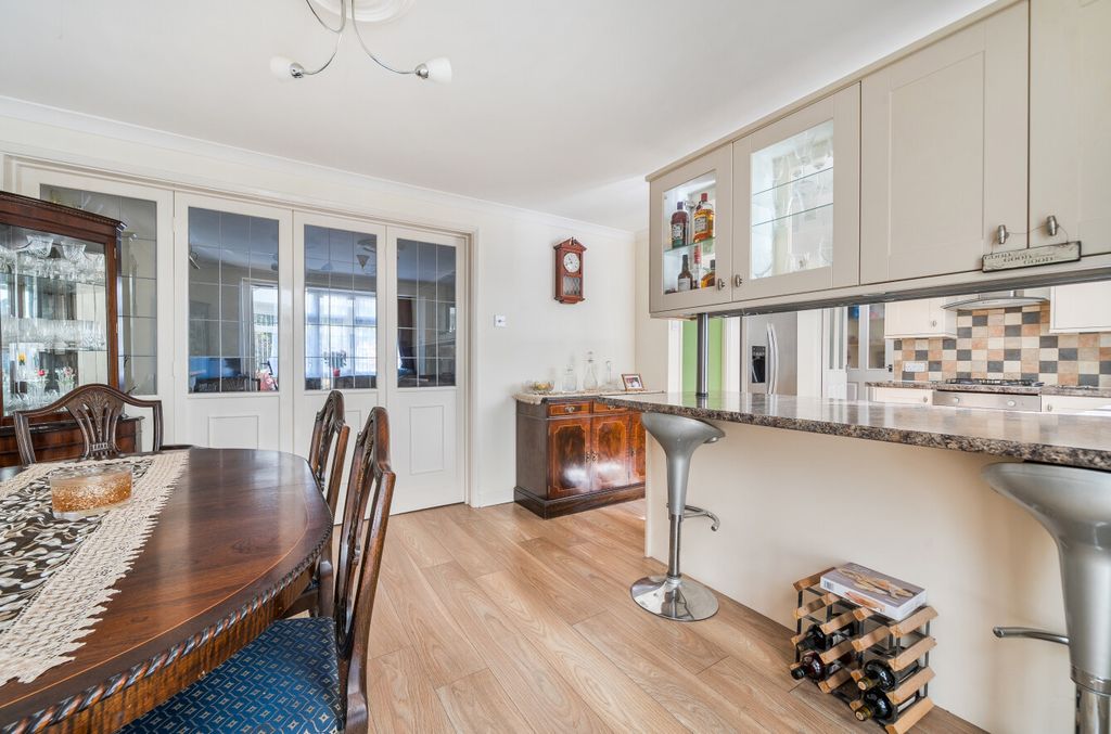 Property photo 3 of 20 3-6Aa3d3B01ee53-1...