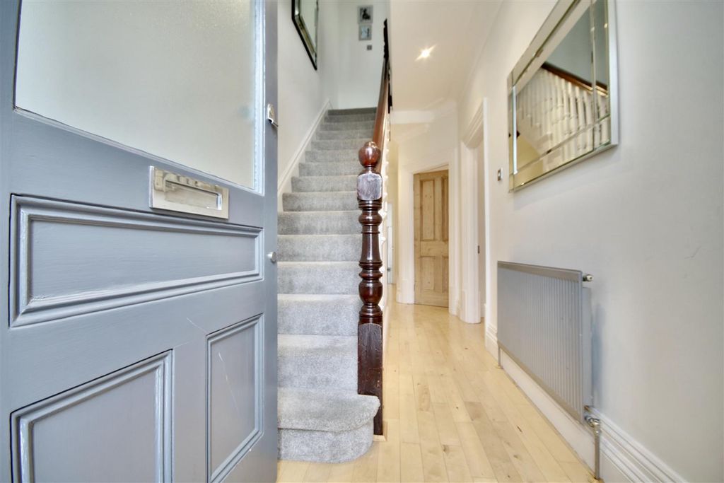 Property photo 2 of 23 A784B50E-33Fc-49E1-B21C-7328C477A6Ac_1_201_A.Jpeg