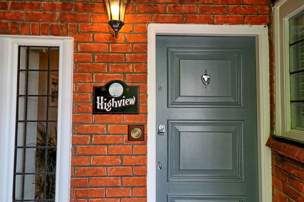 Property photo 2 of 28