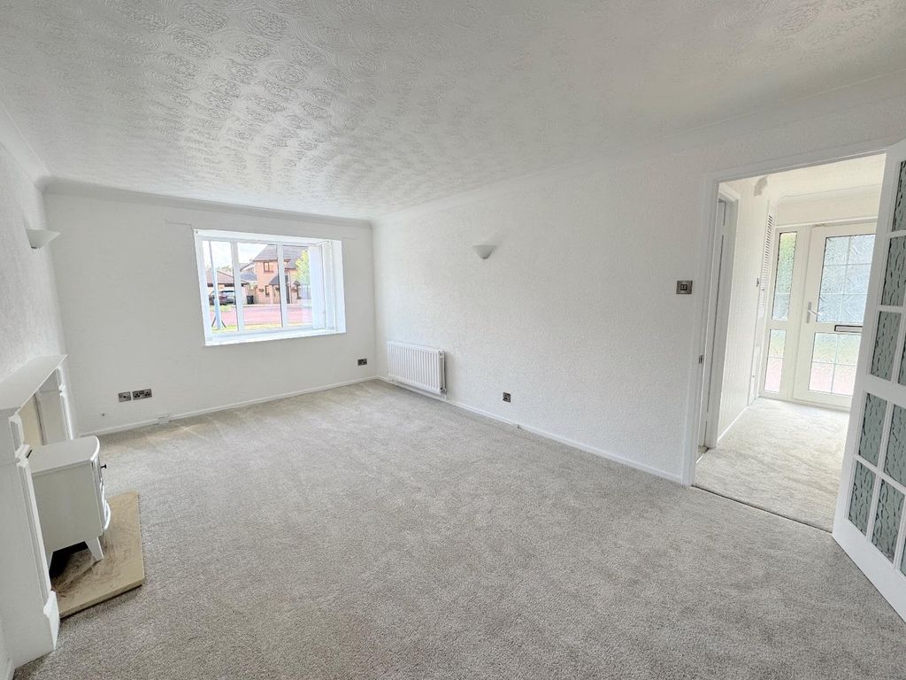Property photo 3 of 14 Lounge