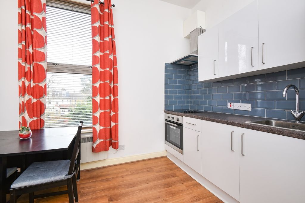 Property photo 2 of 7 Kitchen-Lounge