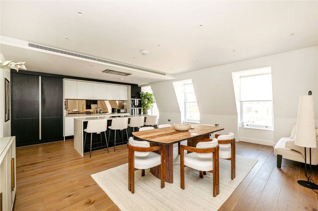 Property photo 2 of 13 Kitchen / Dining