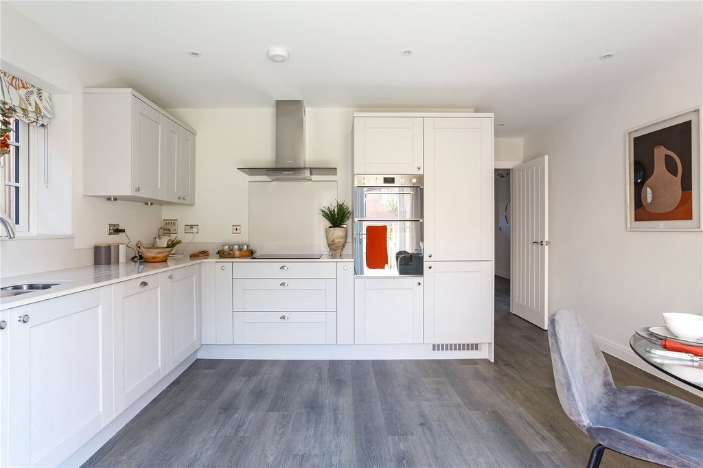 Property photo 2 of 9 Kitchen