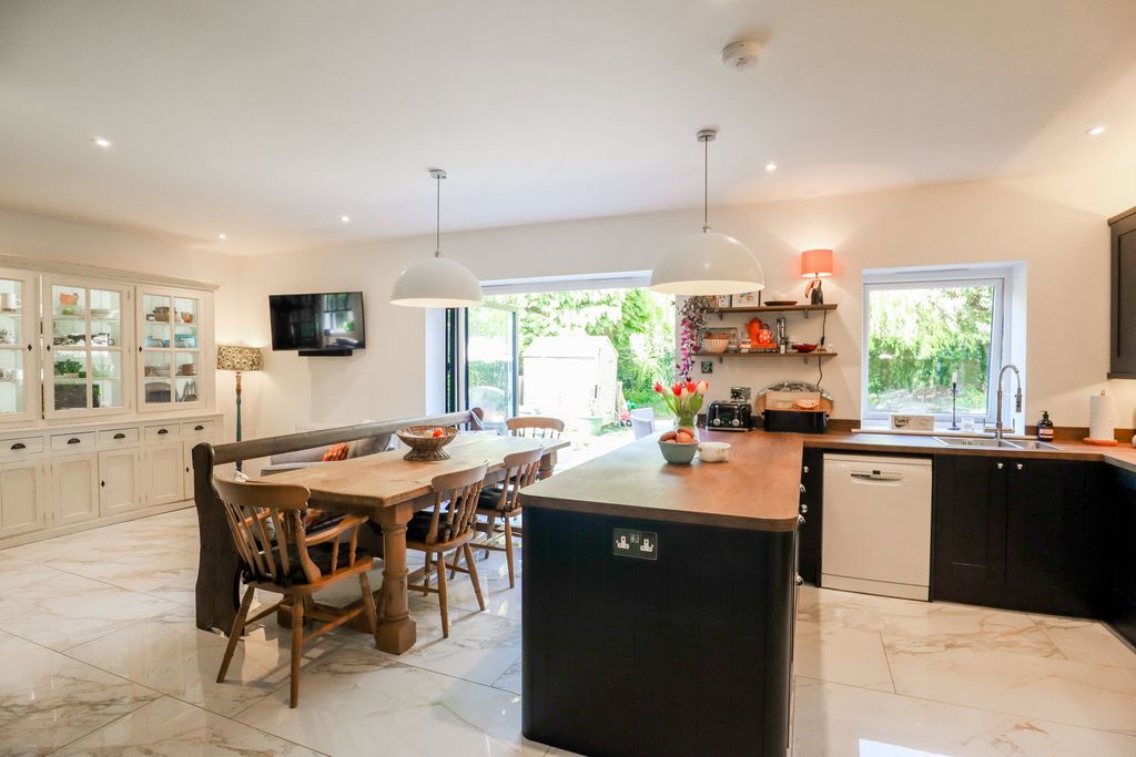 Property photo 2 of 27