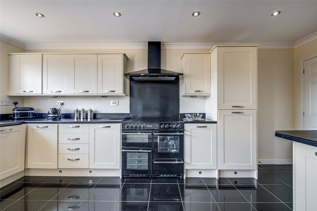 Property photo 3 of 33 Kitchen