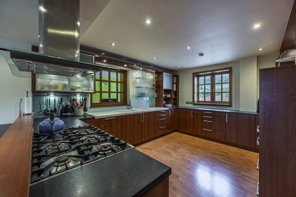 Property photo 3 of 18 Kitchen