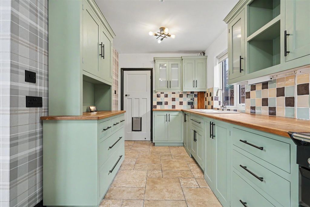 Property photo 3 of 25 Kitchen