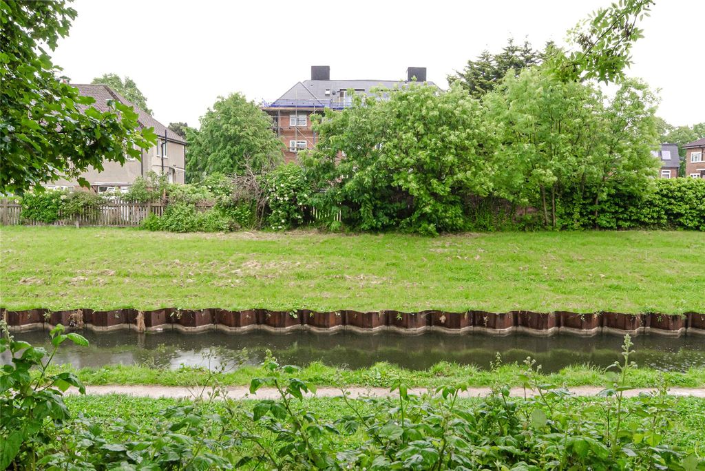 Property photo 1 of 15 Canal Views B
