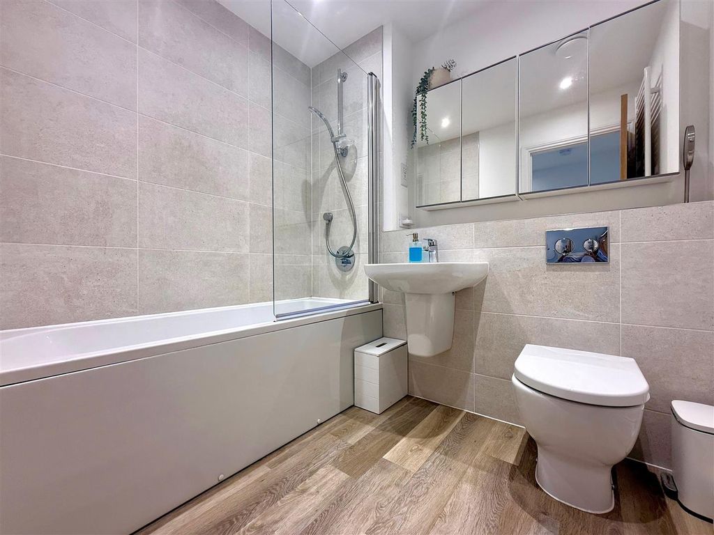 Property photo 1 of 12 Bathroom.Jpg