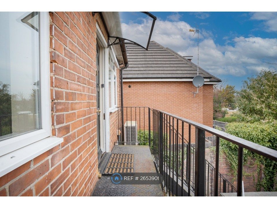 Property photo 2 of 13 Entrance 02