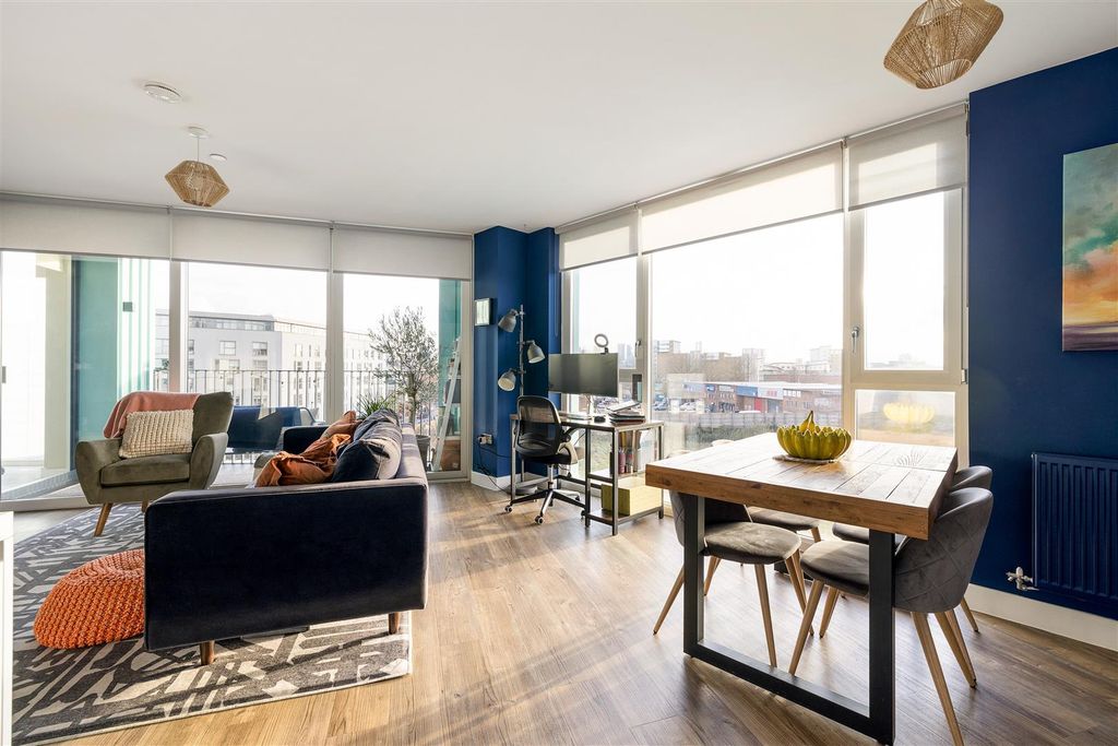 Property photo 3 of 41 Bundocks Walk, E3