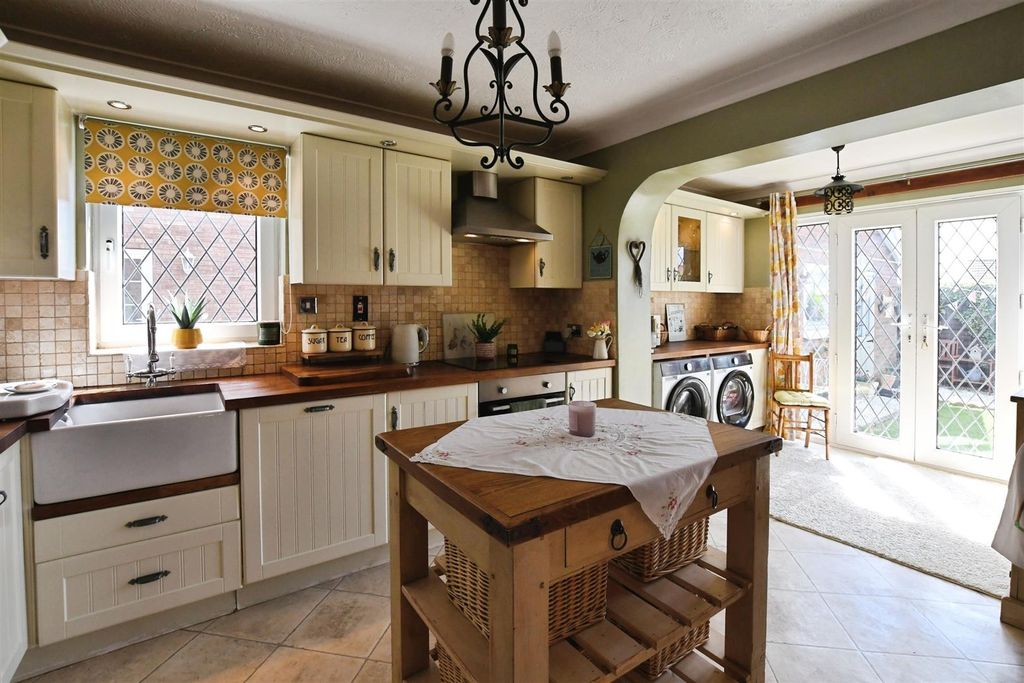 Property photo 2 of 21 Fitted Kitchen