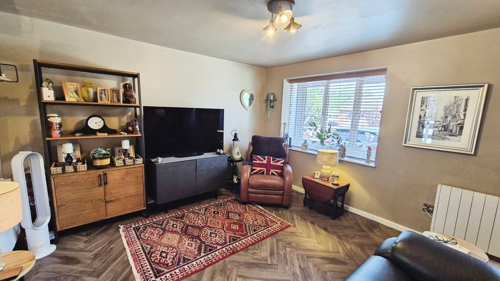 Property photo 2 of 19 Lounge