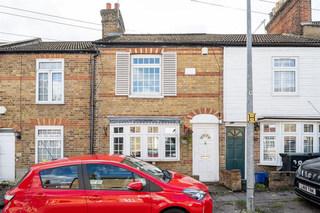Property photo 1 of 30 Gladstone Road, Ig9