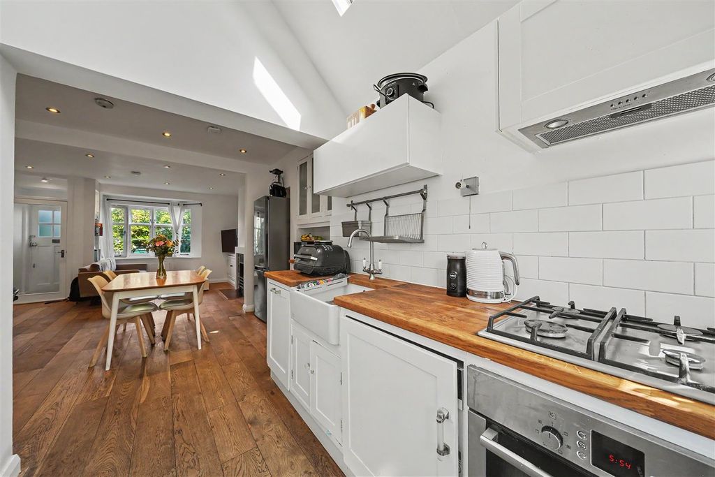 Property photo 3 of 12 3 Creswick Walk Nw11 6An-2.Jpg
