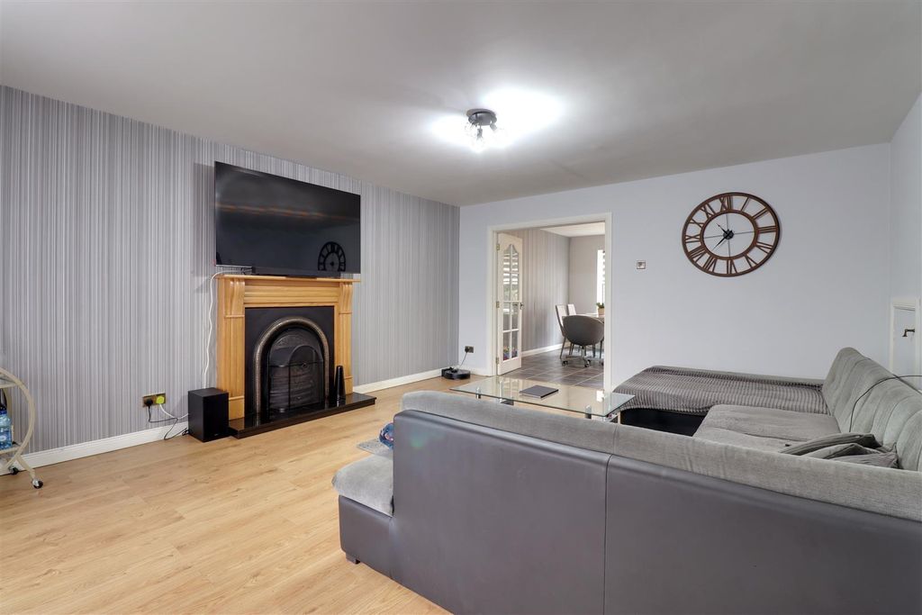 Property photo 2 of 17 Lounge