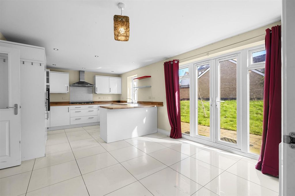 Property photo 2 of 33