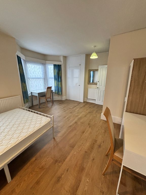 Property photo 2 of 12 Room 4