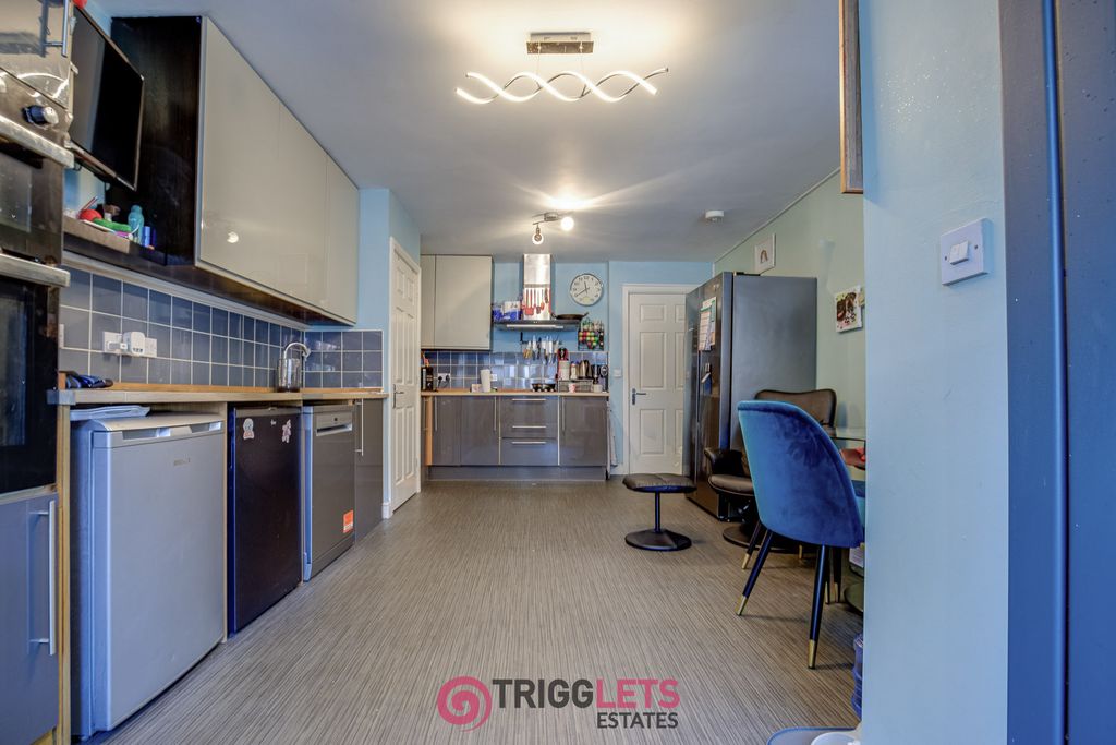 Property photo 3 of 34
