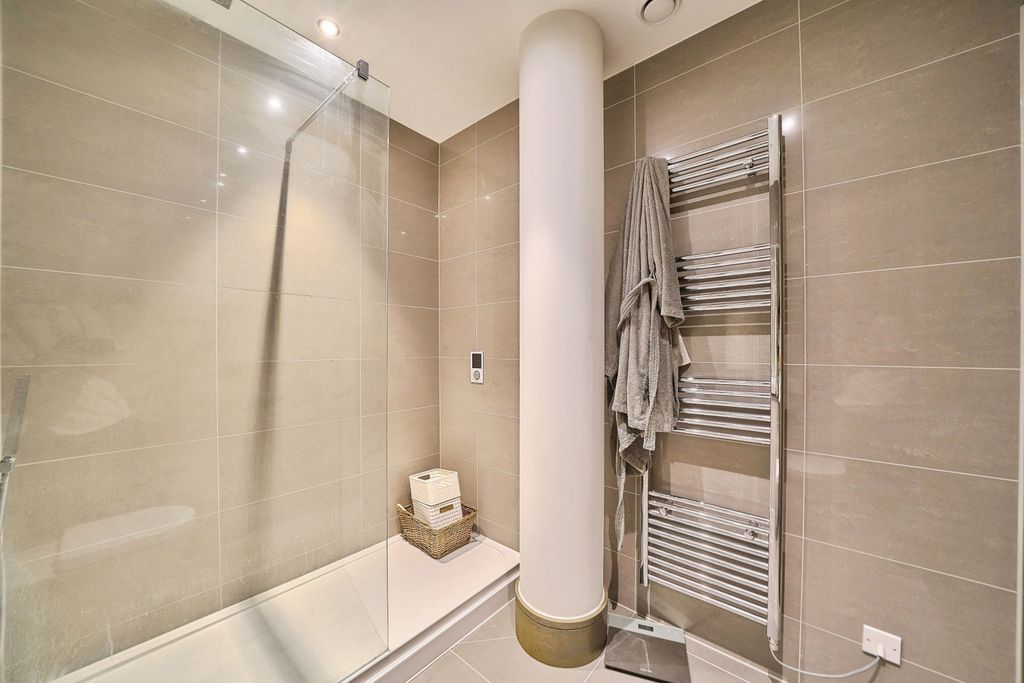 Property photo 3 of 20 En-Suite