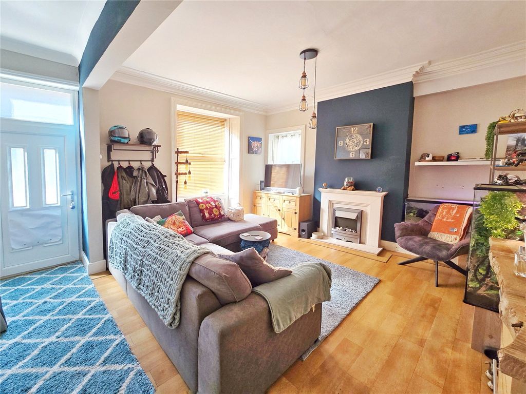 Property photo 2 of 16 Lounge