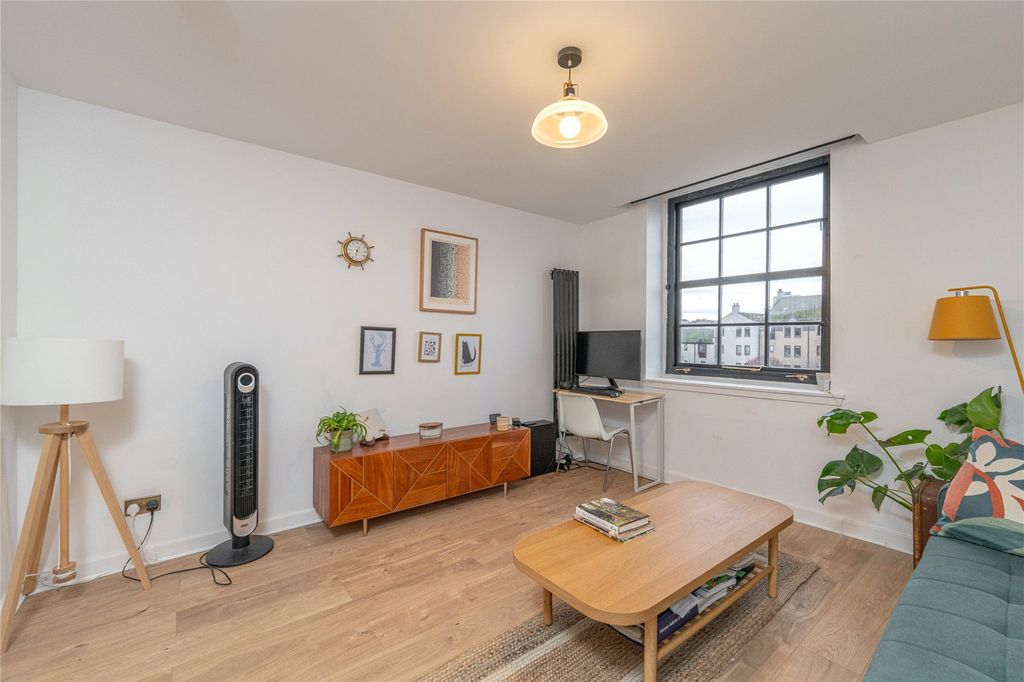 Property photo 3 of 16 Lounge Alt