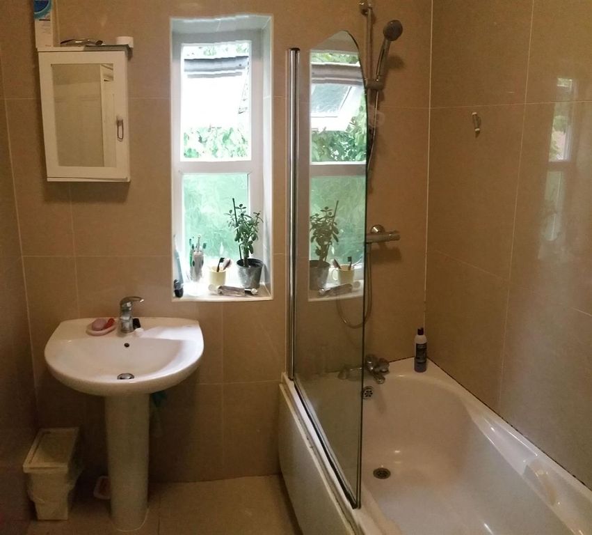 Property photo 3 of 8 A Well-Maintained Bathroom Featuring A Bathtub Wit...