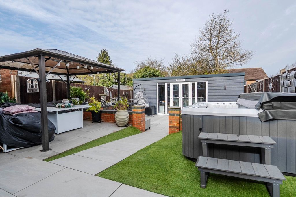 Property photo 2 of 22 Picture No. 25