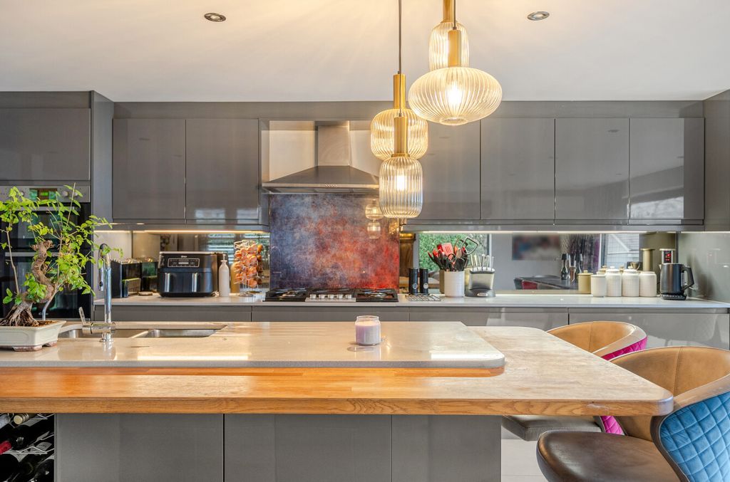 Property photo 3 of 15 1383929-10-692471...