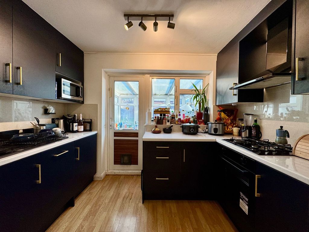 Property photo 2 of 11 Kitchen