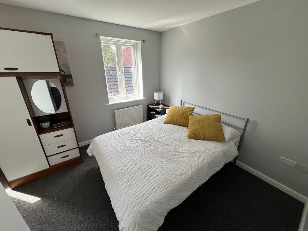 Property photo 2 of 9 A Bright And Tidy Double Bedroom Featuring A Comfo...