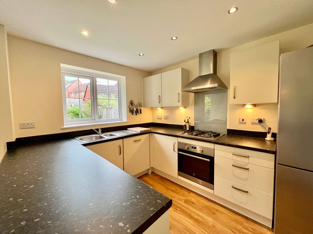 Property photo 2 of 14 Kitchen