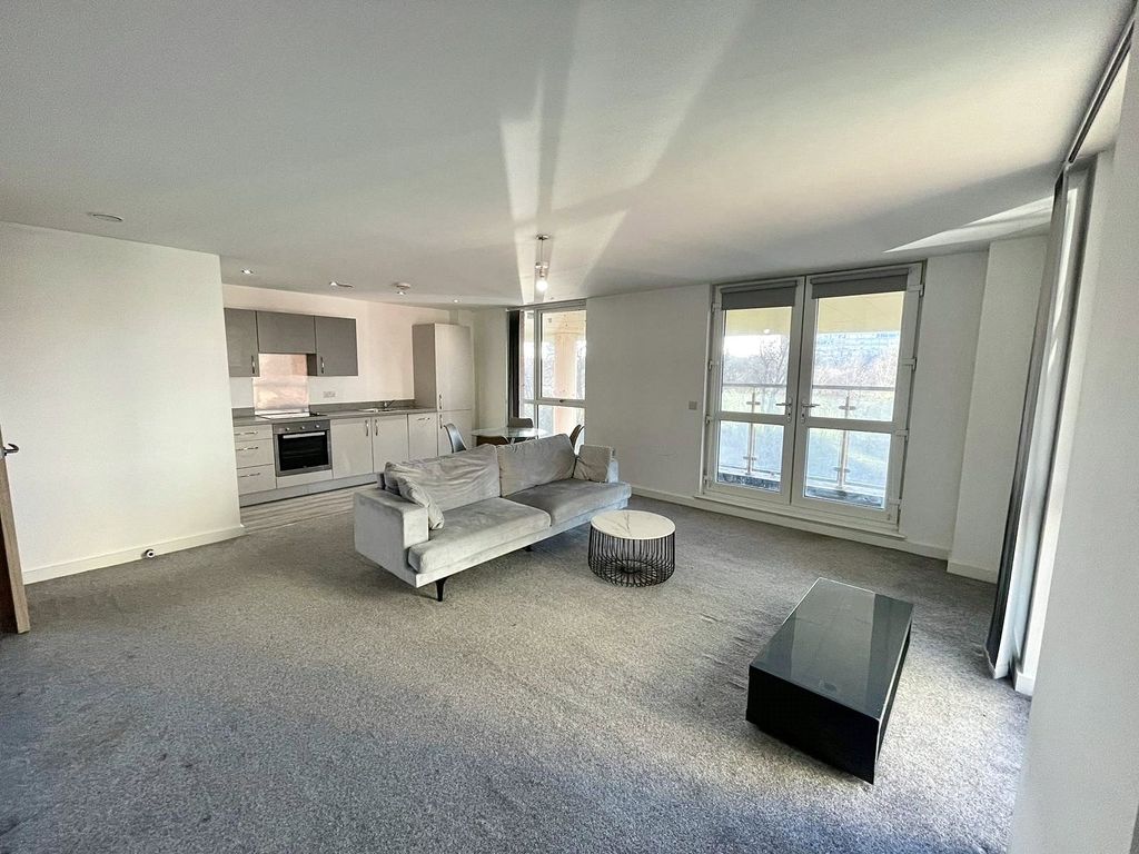 Property photo 1 of 7 Living Room/Kitchen