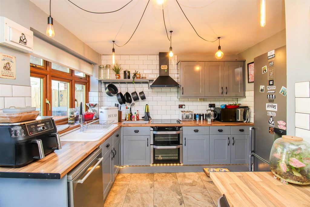 Property photo 3 of 20 Kitchen Diner