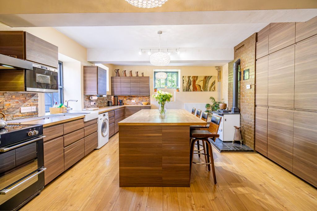 Property photo 3 of 45 4152956