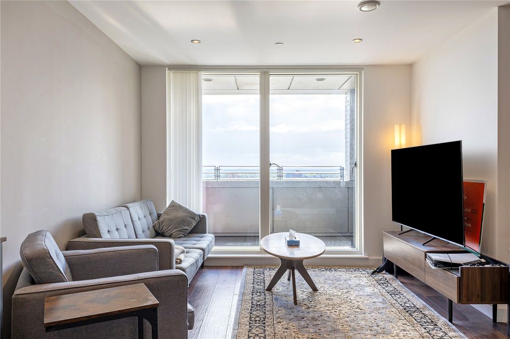 Property photo 3 of 15 Lounge