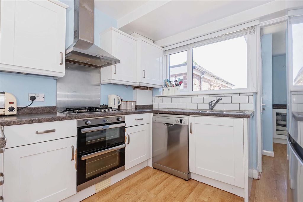 Property photo 2 of 21 West Avenue_13.Jpg