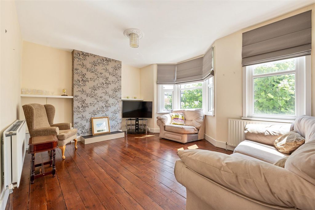 Property photo 2 of 17 Gordon Road, E11