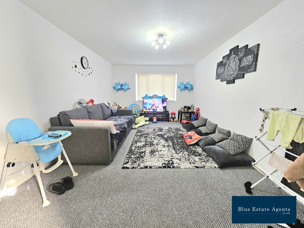 Property photo 3 of 8 Lounge