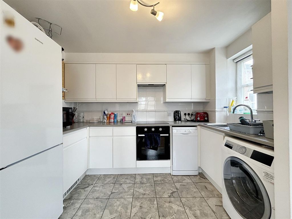 Property photo 3 of 14 Kitchen