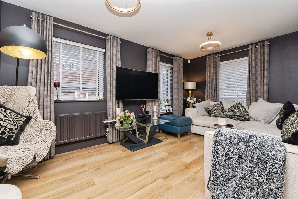 Property photo 2 of 28