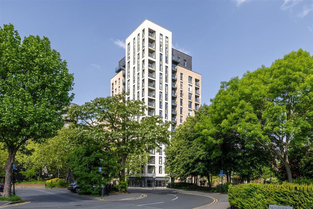 Property photo 1 of 22 Track Street, E17