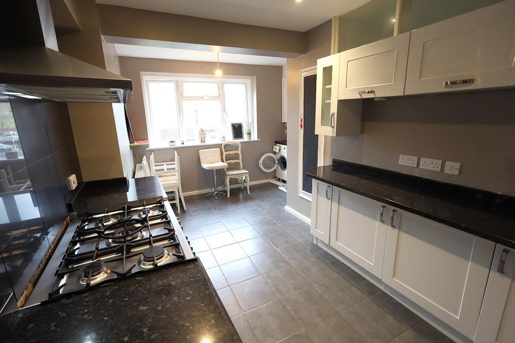 Property photo 2 of 13 Kitchen/Breakfast