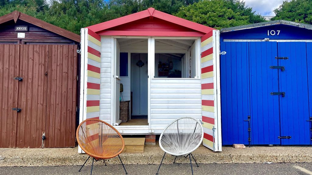 Property photo 1 of 7 Beach Hut Front
