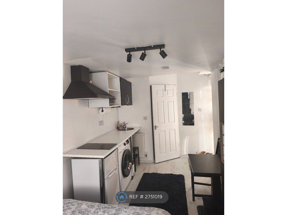 Property photo 3 of 5 Kitchenette