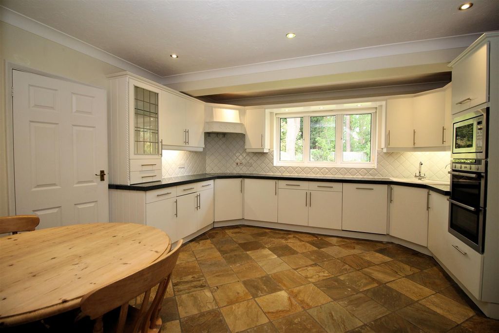 Property photo 3 of 18 Kitchen
